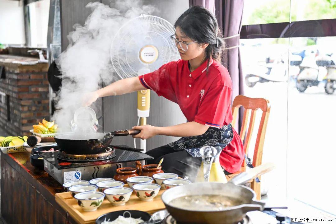 全网追的“扁担女孩”，找了一份暑假工，时薪12元 - 抚顺生活资讯 - 抚顺28生活网 fushun.28life.com